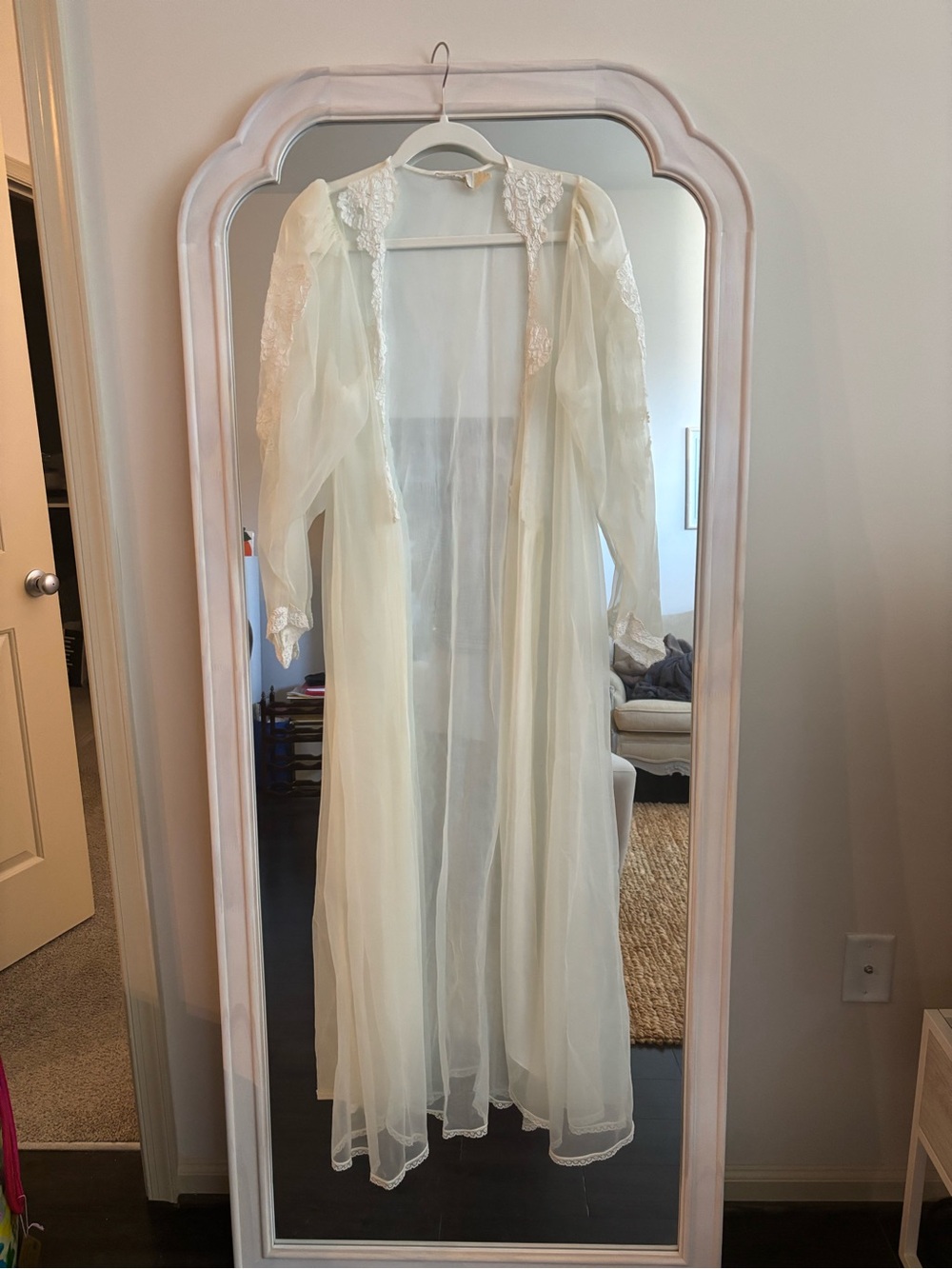 Vintage capped sleeve lace robe S